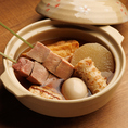 出汁の深みと具材の旨みが染み渡る贅沢な味わいのおでん。丁寧に仕込まれた大根や玉子、練り物が織り成す豊かな風味が、心までほどけるような温もりを添えます。静かに染み入る逸品をご堪能ください。