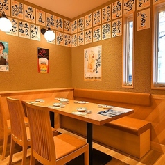 昔ながらの昭和の大衆寿司をコンセプトにした、温かみのある雰囲気が魅力。どなた様も気軽に立ち寄りやすいお店です。