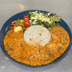 クリーミーな自家製のバターチキンカレーは当店で一番人気を誇る自慢のひと皿♪ぜひご賞味ください！