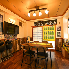 適度なプライベート感があり、ご家族での夕食やご友人同士の飲み会、女子会にぴったりです!清潔感のあるテーブルで、名物の「富士宮焼きそば」や「おでん盛り」を囲めば、自然と会話も弾みます。誕生日や記念日などの特別な日にも、アットホームな雰囲気の中でリラックスして美味しい料理とお酒をお楽しみいただけます。