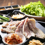 大人気！サムギョプサル！韓国味噌、唐辛子など韓国薬味とチシャ菜で包んで召し上げれ♪