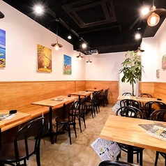 木の温かみが心地よいテーブル席は、ご家族やご友人とのカジュアルな食事シーンに最適です◎人数に合わせてテーブル結合が可能なため、少人数からグループでのご宴会まで幅広く対応いたします。居心地の良い空間で、当店自慢の創作料理を囲みながら賑やかな時間をお楽しみください。アットホームな雰囲気で会話も弾みます。