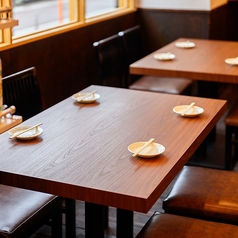 4名様用テーブル席を3卓備えております。ご友人同士での飲み会や少人数のご宴会にぴったりです。居心地の良い和の空間で、気の置けない仲間とワイワイ楽しい時間をお過ごしください。