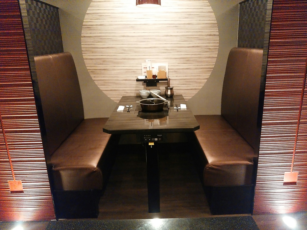 落ち着いた空間で話も弾みます！！