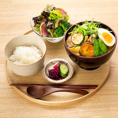 深く優しい味わいが癖になる【具だくさんカレー汁定食】