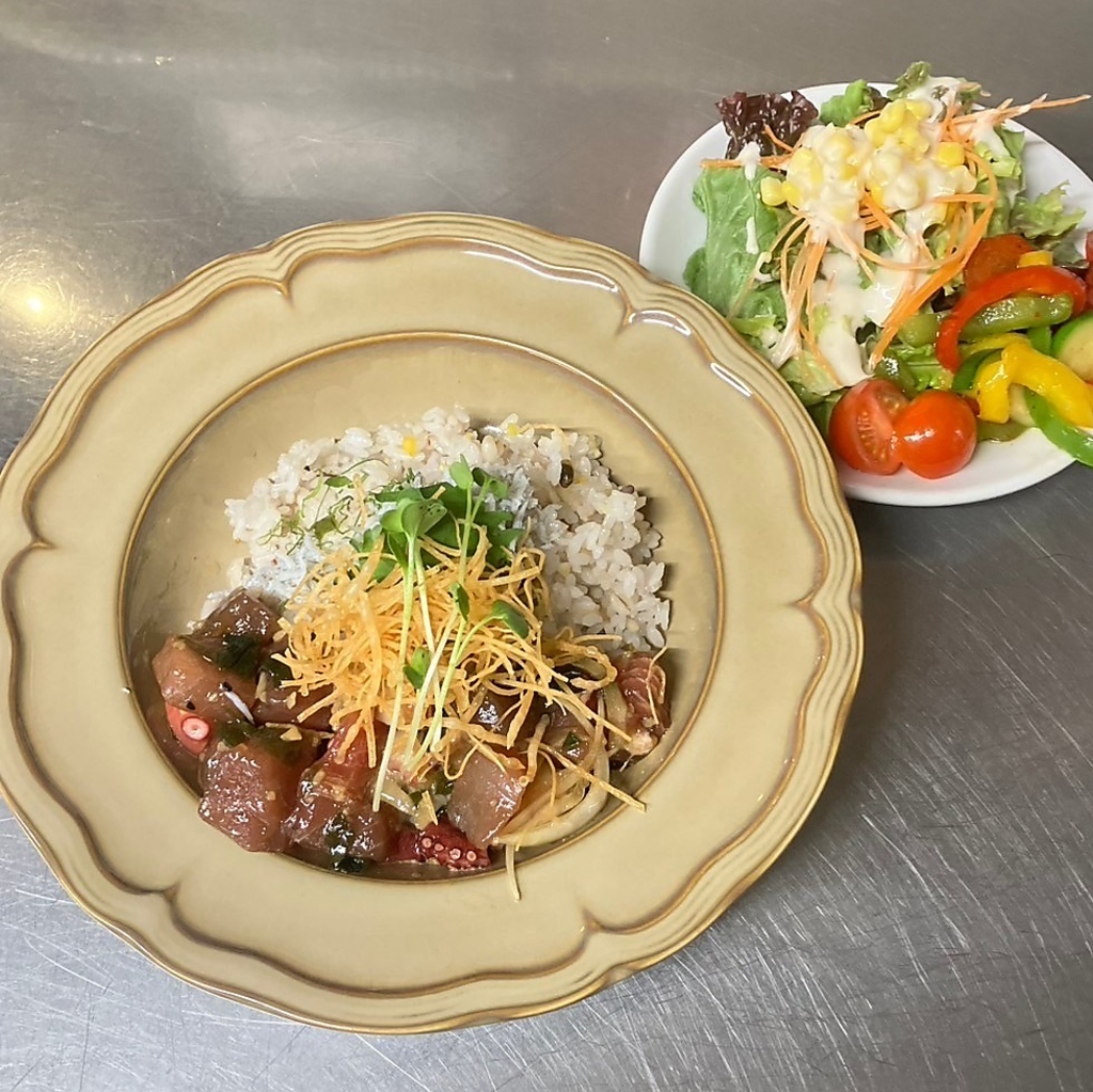 タレの味がしみこんだタコとマグロを鮮やかに盛り付けたハワイアンフード。ランチセットもあります◎