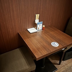 お2人様でのご利用に最適なテーブル席を1卓ご用意しました♪デートや大切な人との語らいに、落ち着いた雰囲気でお過ごしいただけます。