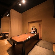 【ロフトお座敷席〈上段〉:~16名様】和の趣あるお座敷でプライベートなひとときを。ロフト上段はお座敷席になっており、4名様用テーブルを4卓ご用意しています。各席にカーテンの仕切りがあるため少人数でも気兼ねなく過ごせるほか、仕切りを外せば最大16名様までの一体感ある宴会スペースとしてもご利用いただけます。