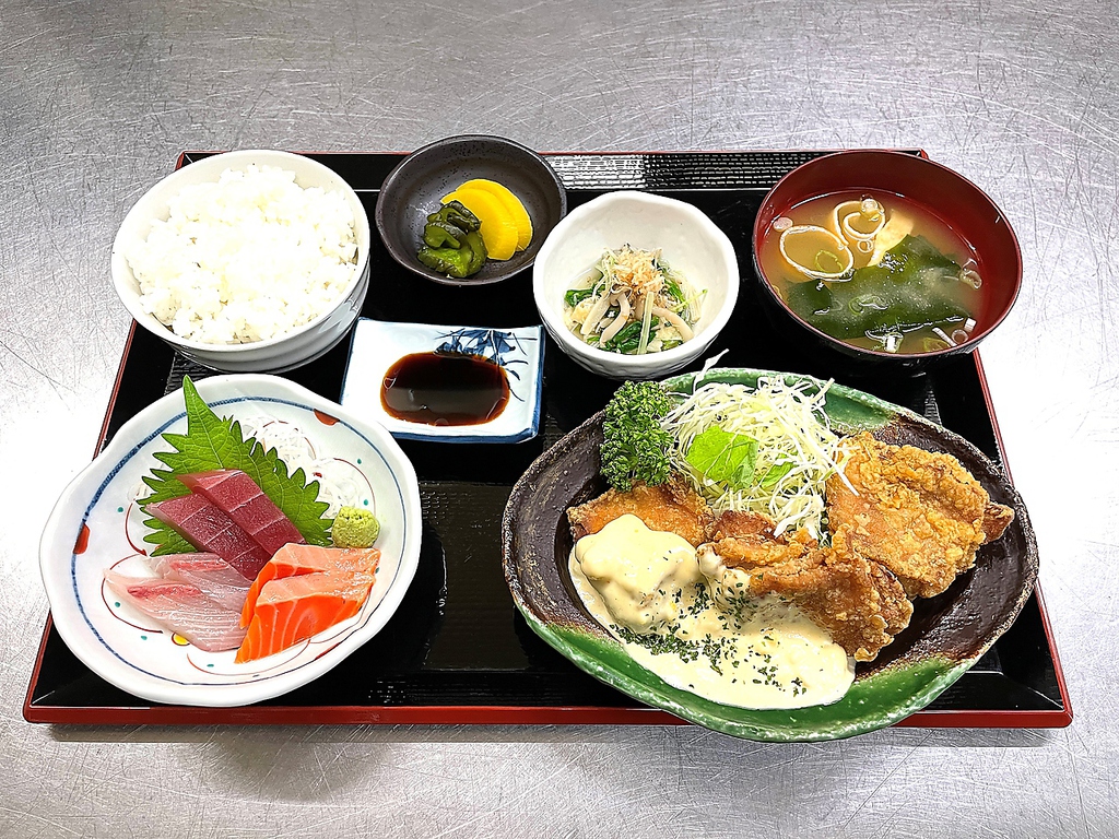 ランチも営業中！新鮮なお刺身や肉・魚が愉しめるお得な定食を1000円(税込)～ご用意しております♪