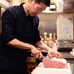 ベテランの肉職人が注文ごとに丁寧に切り分けます◎