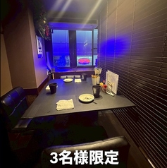 女子会にもおすすめな半個室を「3名様限定」でご案内しております。誠に恐れ入りますが、2名様でのご利用やご予約は受け付けておりません。大変ご不便をおかけいたしますが、プライベート感のある特別な空間でゆったり快適にお過ごしいただくためのご案内となります。何卒ご理解とご了承をお願い申し上げます。