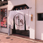 リーズナブルな価格で美味しい焼肉を楽しめるお店『徳寿苑』は、17時から翌5時(LO翌4時)まで営業中！