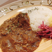 【Cafe de Spice】当店1番人気『牛すじ煮カレー』です！牛すじとトマトの旨み、玉ねぎの甘味が凝縮され、その中に香るスパイスが食欲を更に掻き立てます。濃厚欧風ビーフカレー是非ご賞味ください♪その他辛味を抑えたひよこ豆のキーマカレー/13種野菜のラムスープカレー/エビとなすのトマトカレー/チキンカレーetcご用意♪