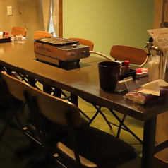 当店には、4名様掛けのテーブル席が6つあり、ご家族でのお食事にも最適です。ゆったりとしたスペースで、みんなで楽しく美味しいラム肉や一品料理を囲みながら、心温まるひとときをお過ごしいただけます。落ち着いた雰囲気の中で、家族の絆を深める特別な時間をぜひお楽しみください。