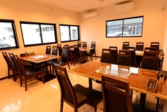 【貸切可能！大人数も安心です】店舗奥のテーブル席を一部貸切としてご利用いただけます。最小16名様から最大24名様までの予約が可能◎ 会社宴会や親睦会など、大人数でお集まりの際はぜひお気軽にご相談ください。駐車場も20台完備です♪