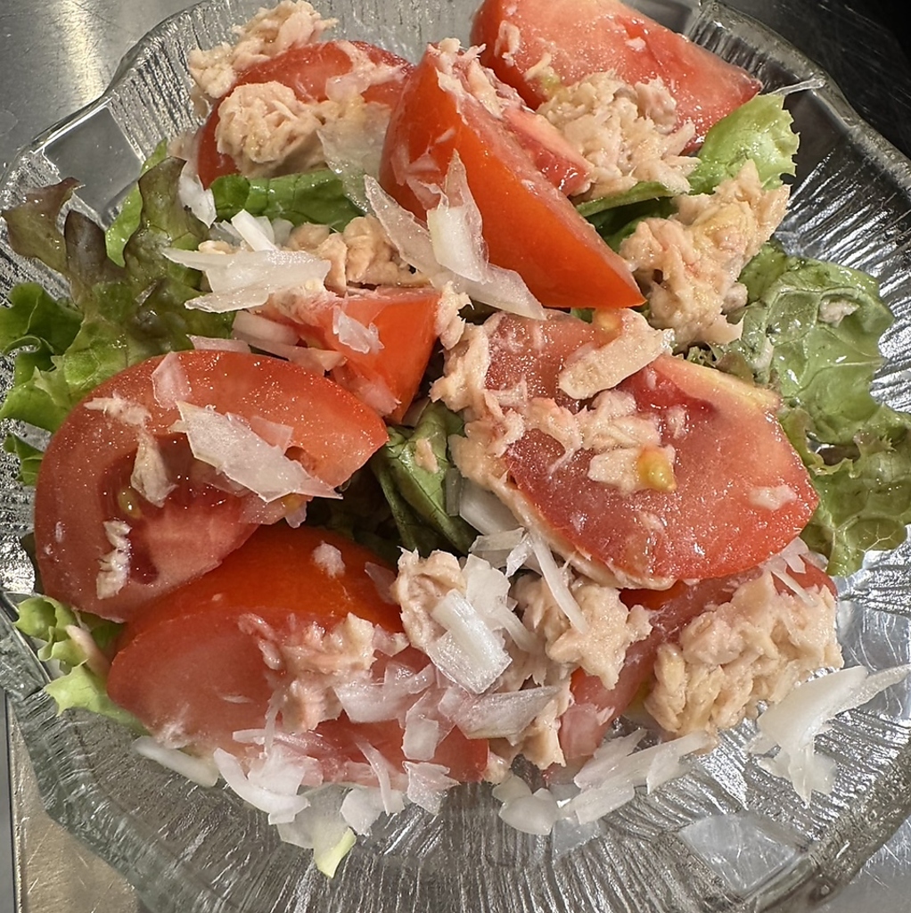 心のこもったひと手間で生まれる心温まる味わいの特製のサラダは、食感と風味のハーモニーが絶妙です