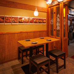 新型コロナ対策。当店は考えうる最大限の対策を実施しております。アルコール消毒箇所（営業時間の1時間ごと）→トイレ、出入り口、カウンター、椅子、テーブル、メニュー帳はお客様が入れ替わる毎にアルコール消毒をしております。(溝の口 個室 牛タン 焼き鳥 肉寿司 飲み放題 デート 宴会コース 記念日 接待 宴会)