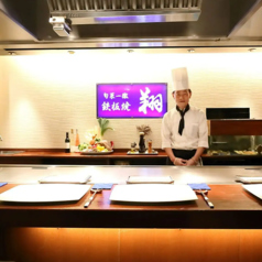 カウンターはカップルに好評。特別なデートや記念日に…