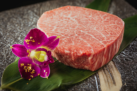 銀座の喧騒を忘れるラグジュアリー和モダン空間で神戸牛等極上和牛を備長炭で味わう店