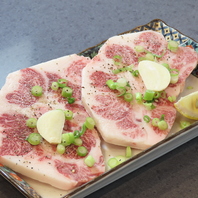 溢れる肉汁と脂の甘み！極上厚切り肉を塩とレモンで堪能