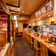 【居心地の良いカウンター席】カウンター席は、シンプルで温かみのある空間が魅力です♪お1人様でも気軽に立ち寄れる雰囲気で、リラックスしながらお酒を楽しむことができます！