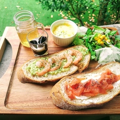 北欧風オープンサンドのウッドプレートランチ