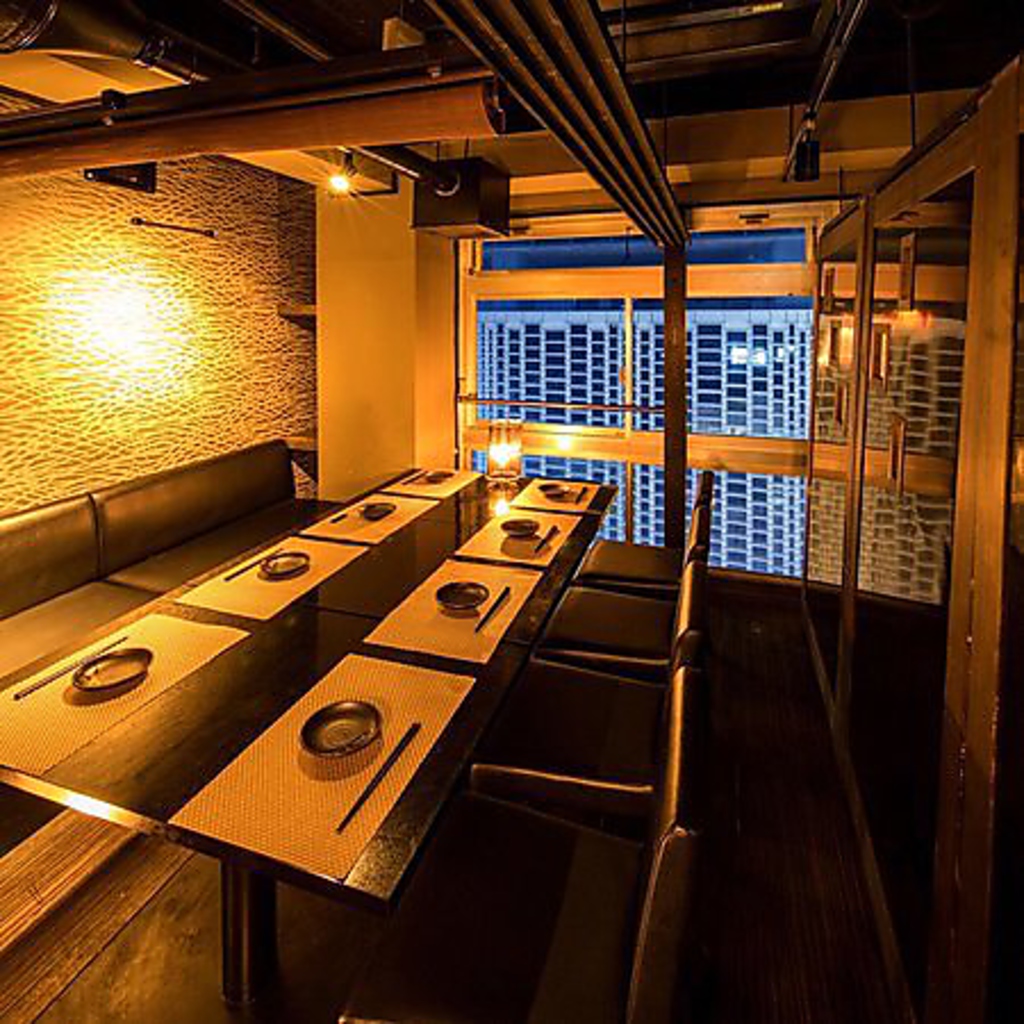 くつろぎの空間をテーマにデザイナーの手掛けた半個室は様々な用途でご利用頂けます。