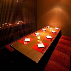 中規模の宴会にも対応可能な個室を用意しております◎扉付き個室になりますので、女子会・合コンでの宴会にもピッタリの空間に早変わりします。各種クーポンでお得に♪飲み放題付きコースはコスパ◎※写真はイメージとなります。（新橋/汐留/個室/居酒屋/飲み放題/炉端焼き/釜飯/野菜巻き/宴会/記念日/喫煙可）