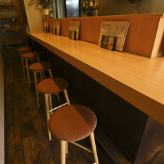 木目調で温かみのある綺麗なカウンター席は、お一人様や仕事帰りのサク飲みに大人気!気さくな店主との会話も弾む、当店の特等席です。一人でしっぽり飲むのも、店主と語らうのも良し◎居心地の良い空間で、和洋中ジャンルレスな絶品料理と美味しいお酒を心ゆくまでご堪能ください♪