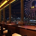 【万葉庵】カウンター席：18席。みなとみらいの綺麗な夜景を眺めながら食事を満喫。カウンター席の目の前は一面ガラス窓になっていて、夜景が一望できます！横浜のシンボル「コスモクロック21」が夜空を綺麗にライトアップ♪雰囲気抜群のカウンター席は、横並びで楽しむデートにおすすめ◎お一人様も大歓迎です