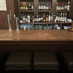 広めのカウンター席は、4席ご用意しております♪バーテンダーとの会話も楽しみながら、お好みのお酒をお楽しみください。