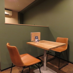 2名用テーブルが4席あり、カジュアルな食事からさまざまなシーンに対応します。落ち着いた雰囲気の中で、ゆったりとした時間を過ごしながら、鉄板焼きの美味しさを存分にお楽しみいただけます。