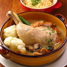 尾山鶏の骨付き肉鶏もも肉のフリカッセ(クリーム煮込み)とバターライス添