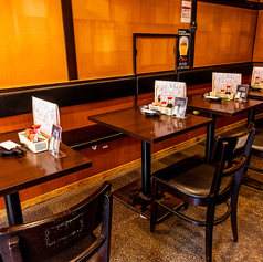 広々とした店内にあるテーブル席は、お一人様はもちろんのこと、カップル、ご友人との飲み会、そして大人数の宴会まで、様々なシーンでご利用いただけます。