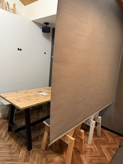 2F/4～6名様までの席です。お二階は広々スペース♪半個室風に、ロールカーテンで仕切りが出来ます。　※団体様の場合お座敷のテーブルやソファなど結合してご案内可能です。