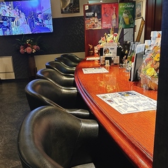 ゆったりソファータイプの椅子のカウンター席。バーカウンターになってるので会話も楽しめつつ、お酒の並ぶドリンク棚も一望できる大人の空間。