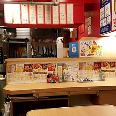 栄駅から徒歩1分!立ち飲みスタイルのカウンター席。スタッフとの会話を楽しみながら、手羽先をつまむ贅沢な時間を演出します。カジュアルな集まりや、仕事帰りの一杯に最適な場所です。おひとり様もお気軽に!