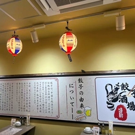 木の温もりが広がる店内空間