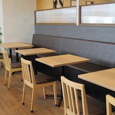 窓際のテーブルソファ席