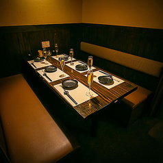 お洒落で雰囲気抜群の席です！完全プライベート空間で、お好みのテレビ番組や映像を見ながらパーティを楽しむにはうってつけの席となっております！モニター数が限られているため、非常に人気の席となっております。お問い合わせください。
