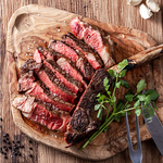 香ばしく焼き上げたステーキは、柔らかさとコクのバランスが絶妙。贅沢なひと皿です。