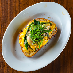 ブルスケッタ 牡蠣と九条ネギのスクランブルエッグ