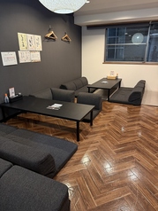 2F/4～6名様までの席です。お二階は広々スペース♪半個室風に、ロールカーテンで仕切りが出来ます。　※団体様の場合お座敷のテーブルやソファなど結合してご案内可能です。