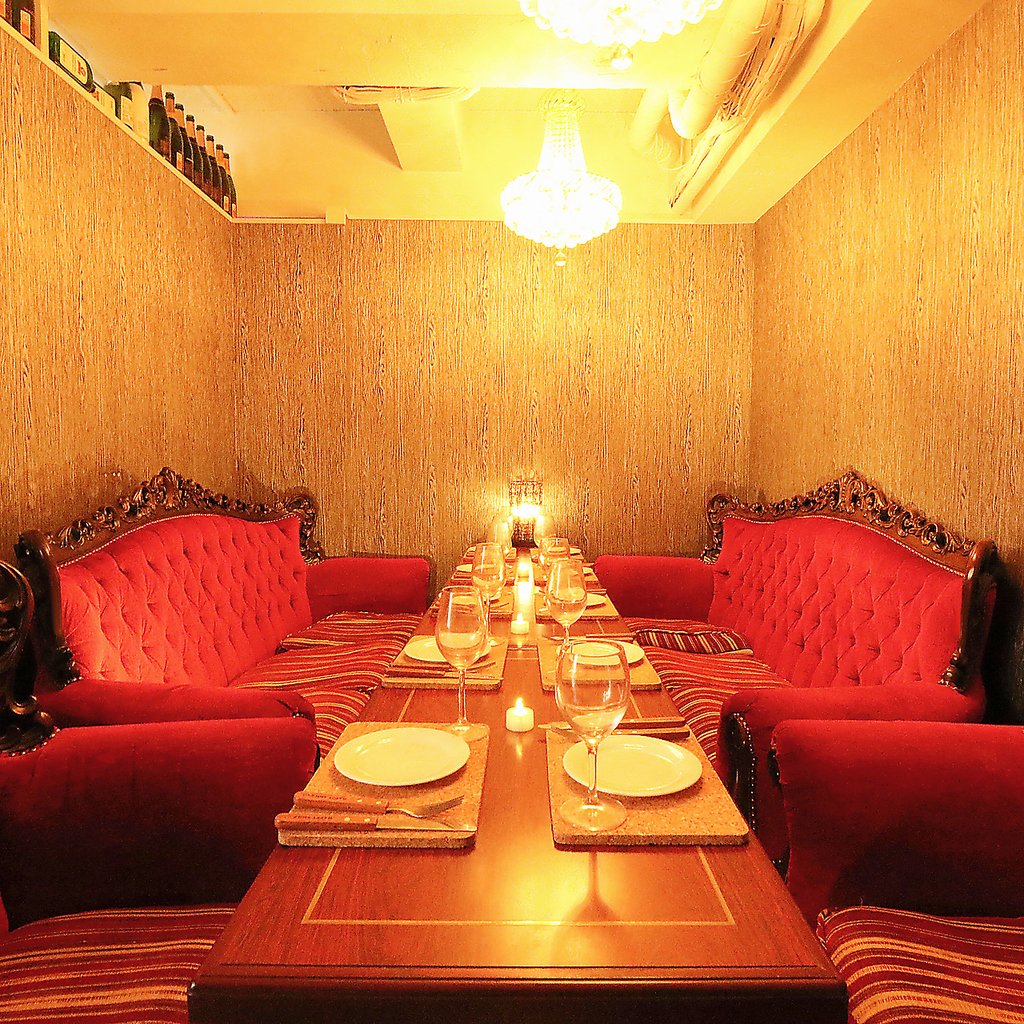 景が見え、モダンなインテリアも印象的なテーブル席。