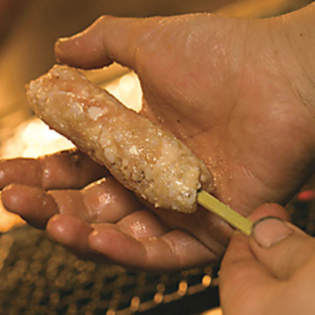 当店自慢の焼き鳥は職人が一本ずつ串打ちしています。備長炭で焼き上げているのでとてもジューシー★