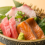 新鮮な、本日の鮮魚刺し3点は、人気のメニューです♪売り切れ必至ですので、お早めにご注文下さい! 