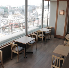 姫路の町が一望できるテーブル席。新幹線もご覧いただけます！