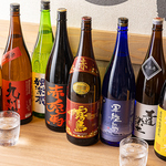 料理の味を引き立てる厳選日本酒をご用意。キリッと冷酒から深みある熱燗まで、料理に合わせて。