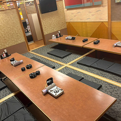 人数に合わせて仕切れる掘りごたつ席！