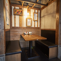 情緒溢れるテーブル席。気軽に盛り上がれるのが嬉しいポイント。ついつい長居したくなる、そんなお席です。